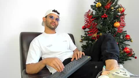 Snapshot of chrisandrew_ chatting on November 30, 8:02 pm Im Chirs IM MODEL INDEPENDT online show from November 30, 8:02 pm