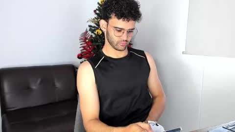 Snapshot of chrisandrew_ chatting on December 4, 3:54 pm Im Chirs IM MODEL INDEPENDT online show from December 4, 3:54 pm