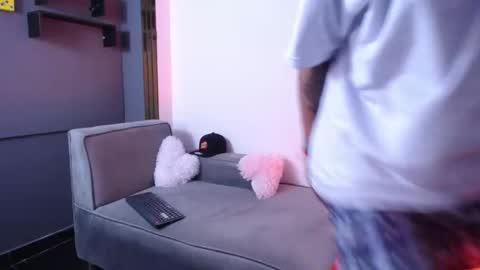 Snapshot of chrislyonss chatting on December 17, 7:20 pm chrislyonss online show from December 17, 7:20 pm