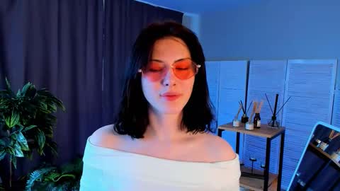 christaschrecongost online show from March 25, 10:21 am