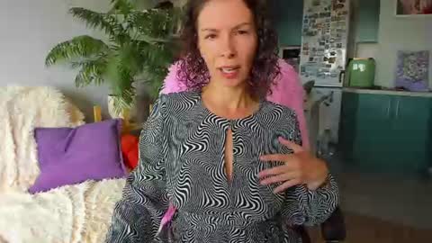 Snapshot of christina_hot chatting on June 29, 12:05 pm Chris online show from June 29, 12:05 pm