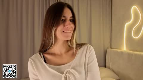 Snapshot of christinfinnie chatting on December 2, 5:08 pm Ellie online show from December 2, 5:08 pm