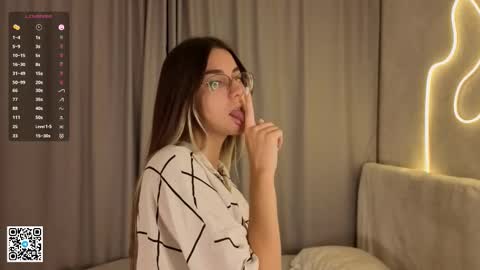 Snapshot of christinfinnie chatting on December 3, 5:00 pm Ellie online show from December 3, 5:00 pm