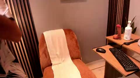 Snapshot of christopher_robin4 chatting on July 18, 7:06 pm Chris online show from July 18, 7:06 pm