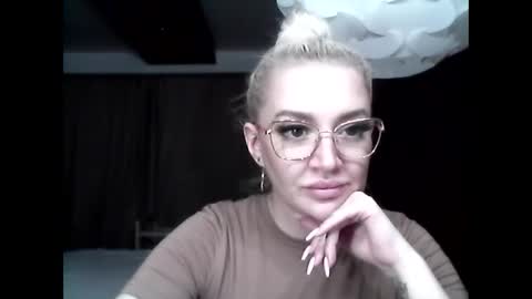 Snapshot of christyblondie chatting on March 28, 7:24 pm christyblondie online show from March 28, 7:24 pm