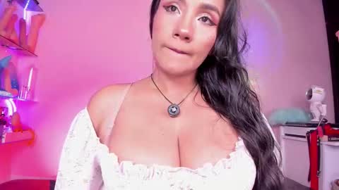 Snapshot of christymilk1 chatting on November 19, 12:43 am christy online show from November 19, 12:43 am