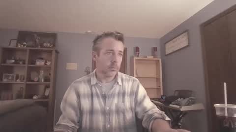 Snapshot of chrisw8121 chatting on March 20, 4:28 am chrisw8121 online show from March 20, 4:28 am