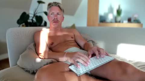Snapshot of chrsbang chatting on July 6, 5:37 pm ChrisBang online show from July 6, 5:37 pm