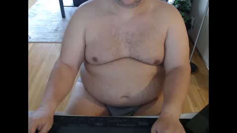 Snapshot of chubbyvix chatting on April 28, 2:10 am AstorYvr online show from April 28, 2:10 am