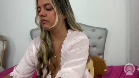 Snapshot of cielo_sky_blue chatting on June 13, 2:53 am Azul online show from June 13, 2:53 am