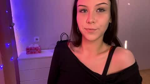 Snapshot of cindyfrend chatting on October 14, 2:01 am Emma online show from October 14, 2:01 am