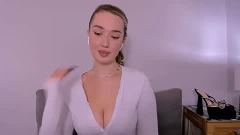 Snapshot of cindyprettywomen chatting on December 15, 4:11 pm cindyprettywomen online show from December 15, 4:11 pm