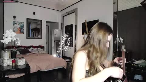 Snapshot of cindywood chatting on December 14, 7:36 am Cindy online show from December 14, 7:36 am