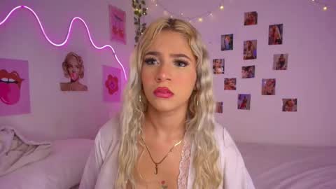 Snapshot of cinniaa_ chatting on June 6, 5:39 pm cinniaa online show from June 6, 5:39 pm