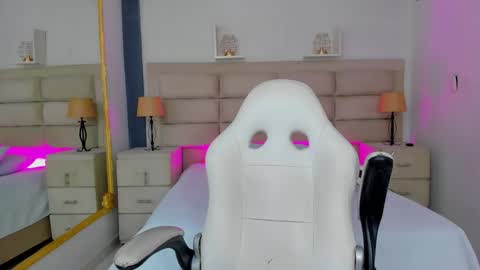 CintiaCollins  online show from December 5, 9:00 pm