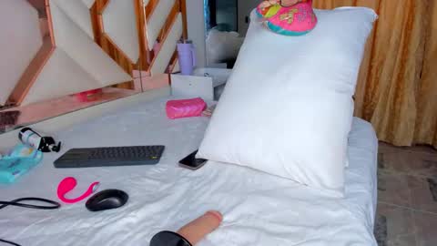 Snapshot of cintiavega chatting on October 3, 12:24 pm Cintia online show from October 3, 12:24 pm