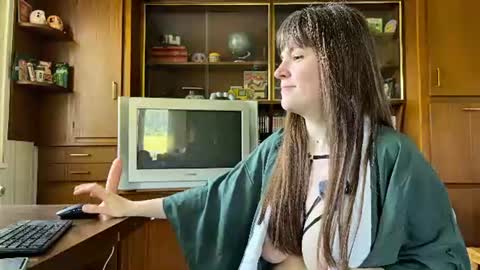 Snapshot of claire_moulin chatting on June 17, 8:39 am Claire Moulin online show from June 17, 8:39 am