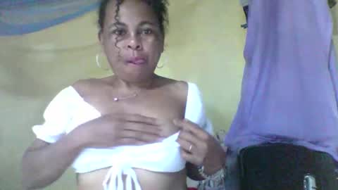 Snapshot of clairette9794 chatting on June 7, 3:21 am clairette9794 online show from June 7, 3:21 am