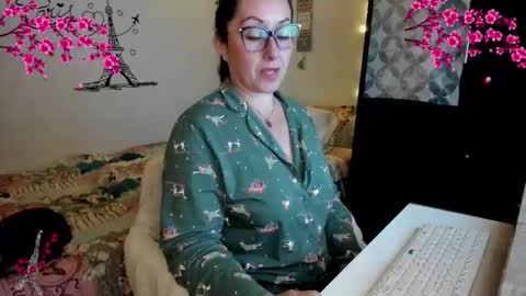 Snapshot of cleo_christmas chatting on February 24, 1:03 am cleo_christmas online show from February 24, 1:03 am