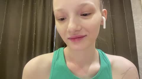 Snapshot of cleotilderinde chatting on April 10, 8:19 am Cleo online show from April 10, 8:19 am