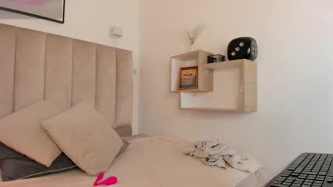 clhoe_johnson_ online show from September 27, 11:59 am