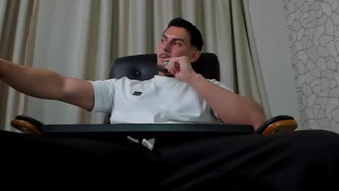 Snapshot of clintmasterss chatting on May 17, 8:23 am ClintMasterss online show from May 17, 8:23 am