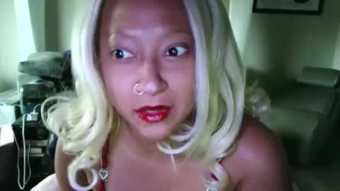 Snapshot of clioenchants chatting on November 25, 6:19 pm High Queen Clio online show from November 25, 6:19 pm