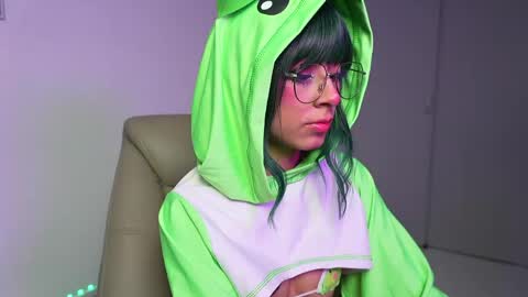 Snapshot of cloe__hills chatting on April 14, 12:33 pm Cloe online show from April 14, 12:33 pm