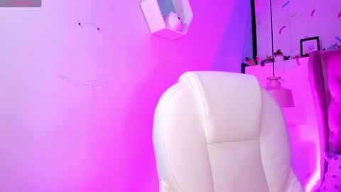 Cloe  online show from December 5, 12:30 am