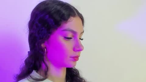 cloee20_ online show from December 18, 2:28 am