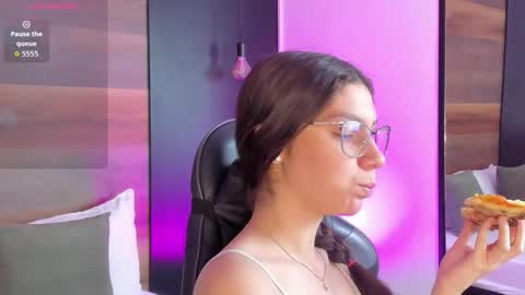 cloee20_ online show from February 6, 2:05 am