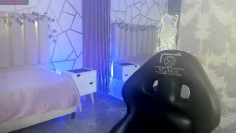 Snapshot of cloee_tay1 chatting on June 19, 11:47 am cloee_tay1 online show from June 19, 11:47 am