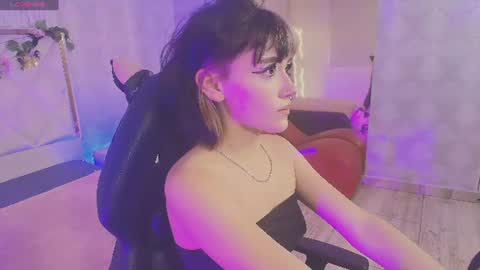 Snapshot of cloee_tay1 chatting on July 24, 11:19 am cloee_tay1 online show from July 24, 11:19 am