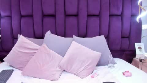 Cloe  online show from March 14, 8:25 pm