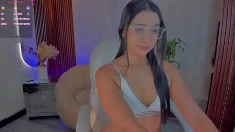 Snapshot of cloewilliamsxx chatting on September 16, 1:34 pm Cloe online show from September 16, 1:34 pm