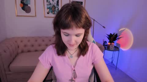 Snapshot of clover_red chatting on December 3, 2:05 pm Clover follow me online show from December 3, 2:05 pm