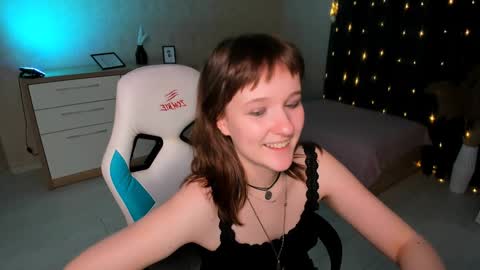 Snapshot of clover_red chatting on December 18, 6:35 pm Clover follow me online show from December 18, 6:35 pm