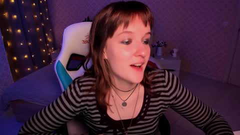 Snapshot of clover_red chatting on December 22, 3:00 pm Clover follow me online show from December 22, 3:00 pm