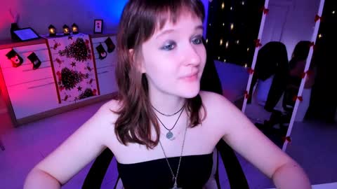 Snapshot of clover_red chatting on December 26, 2:48 pm Clover follow me online show from December 26, 2:48 pm