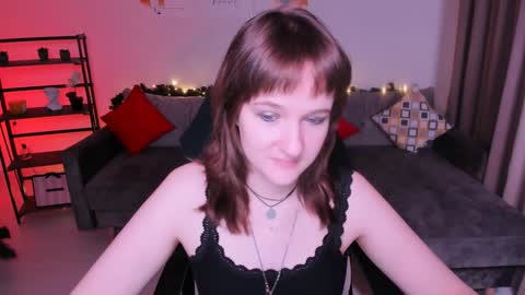 Snapshot of clover_red chatting on January 5, 2:52 pm Clover follow me online show from January 5, 2:52 pm