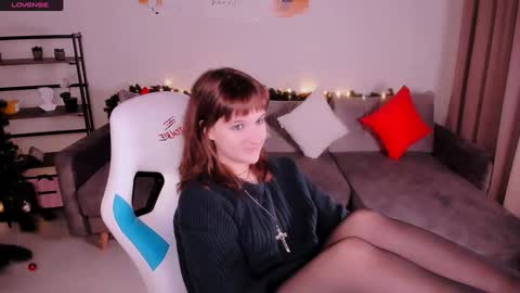 Snapshot of clover_red chatting on January 9, 3:23 pm Clover follow me online show from January 9, 3:23 pm