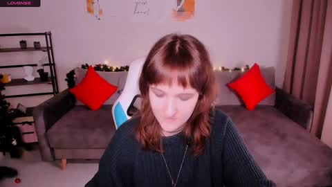 Snapshot of clover_red chatting on January 9, 6:57 pm Clover follow me online show from January 9, 6:57 pm