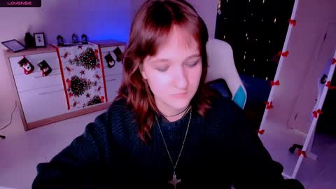 Snapshot of clover_red chatting on January 19, 9:13 pm Clover follow me online show from January 19, 9:13 pm