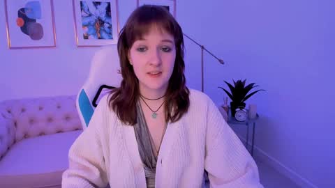 Snapshot of clover_red chatting on January 24, 2:19 pm Clover follow me online show from January 24, 2:19 pm