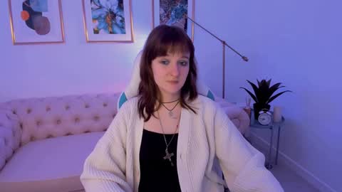 Snapshot of clover_red chatting on January 24, 5:32 pm Clover follow me online show from January 24, 5:32 pm