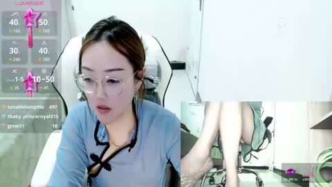 Snapshot of coco_coo chatting on December 8, 8:30 am coco online show from December 8, 8:30 am