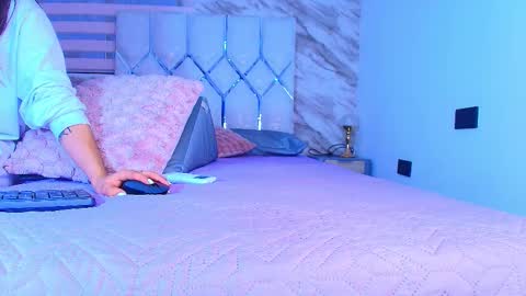 Snapshot of colett_hall chatting on February 17, 11:50 am colett online show from February 17, 11:50 am