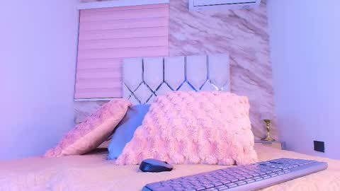 Snapshot of colett_hall chatting on March 15, 11:49 am colett online show from March 15, 11:49 am