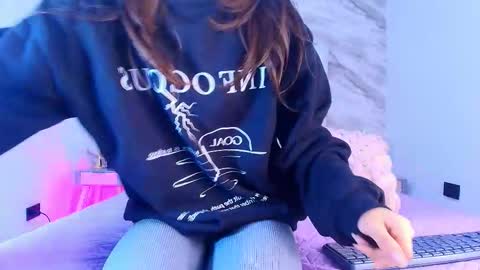 Snapshot of colett_hall chatting on March 18, 11:57 am colett online show from March 18, 11:57 am