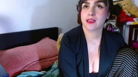 Snapshot of collette_beaufoy chatting on May 19, 4:30 am Collette online show from May 19, 4:30 am